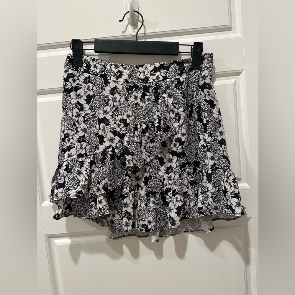 🌸 Parker Skirt - Black & White Floral Mini Skirt in XS 🌸
